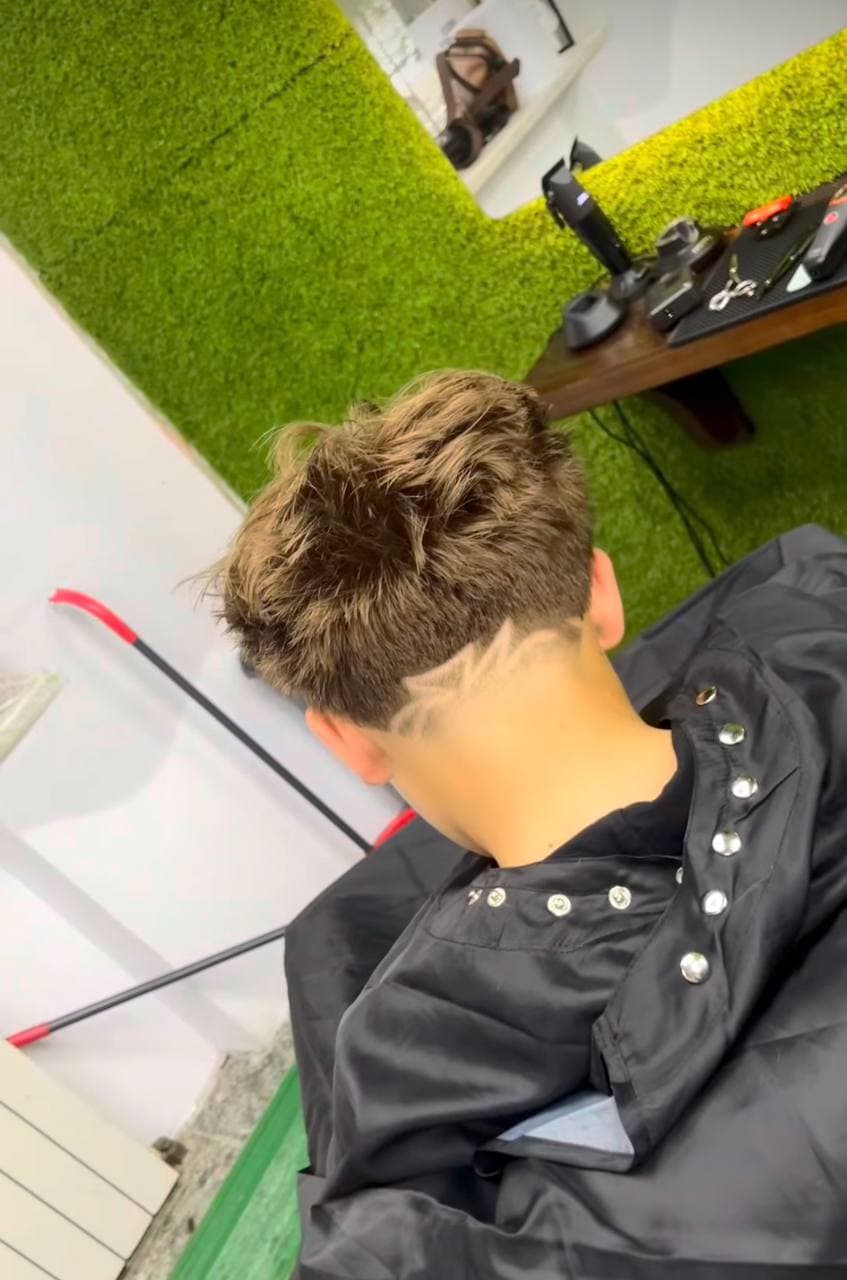 Kids textured cut with undercut neckline